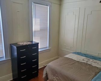 Azarus spacious getaway not far from the airport JFK - Brooklyn - Habitación