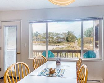 Dog friendly riverfront suite at oceanfront Proposal Rock Inn steps to beach - Neskowin - Comedor