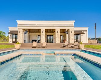 Stunning Ranch Villa Private Pool and Hot Tub! - Weimar - Piscina