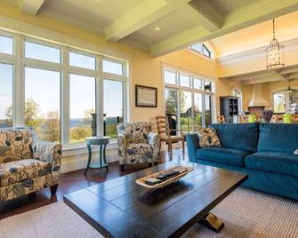 Loyalist House - Picton - Living room