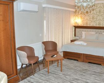 Hotel Begolli - Pristina - Bedroom