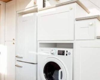 Secluded Tiny Home Hideaway w/ Scenic Views & Cozy Firepit - Ranger - Laundry facility