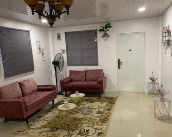 2 Bed Apartment - Sleeps 4 - Parking - Wifi - Georgetown - Living room