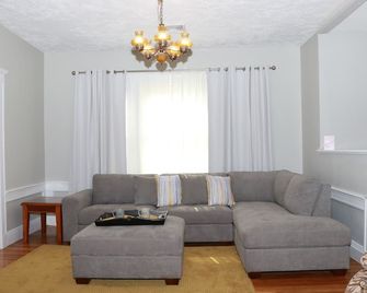 Boston Getaway, Easy City Access: Spacious 5-bedroom - Boston - Living room