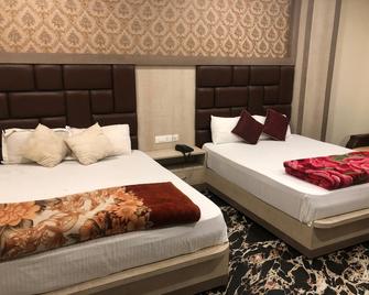 Hotel Aditya Inn - Varanasi - Schlafzimmer