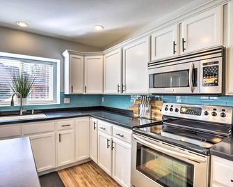 Family-Friendly Home w/ Theater, 24 Mi to SLC - Riverton - Cocina