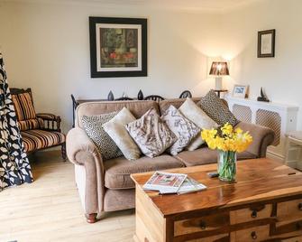Shoemaker's Rest, Pet Friendly, With Open Fire In Ardgroom Village - Bantry - Living room
