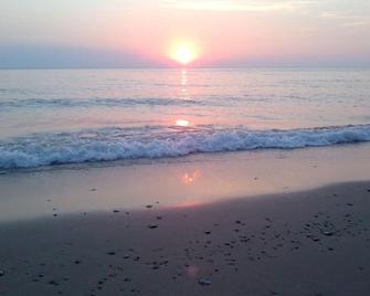 The Sunset Cottage Park Port Elgin - Cottage #5 - Hector's Place - Saugeen Shores - Beach