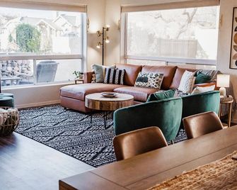 Gold Canyon Peaceful Retreat - Private Pool & Hot Tub. Modern, cozy, tranquil! - Gold Canyon - Sala de estar