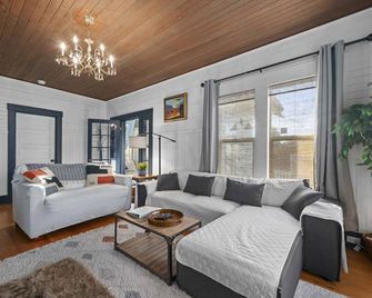 Oasis By the Sea - Seaside - Living room