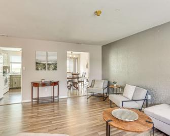 5 Mi to Downtown Harrisburg - Family Home! - Harrisburg - Living room