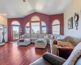 5 BDRM Luxury Montana Retreat on golf course+PRVT pool (seasonal)+3 nearby lakes - Helena - Living room