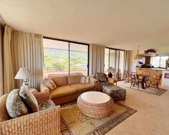 White Sands Beach Condo #324. Big Patio!! Ocean And Mountains Across From Beach! - Hōlualoa - Sala de estar