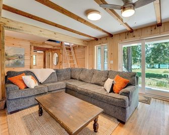 Dock And Kayaks Annabessacook Lake Retre - Winthrop - Living room