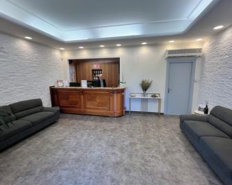 E H Suites Rome Airport - Fiumicino - Rezeption