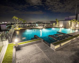 De Botan Srinakarin Hotel & Residence - Bangkok - Pool