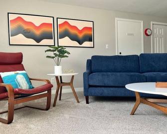 The Shoreline- Beach Access, Ocean Views - Kodiak - Living room