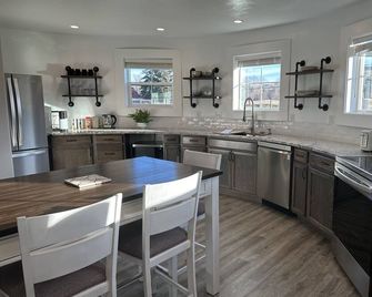 NEW Silo house Perfect Location between Bozeman and Big Sky Ski Resort! - Gallatin Gateway - Cocina