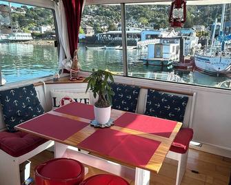 Cute houseboat, amazing location!!! Extremely walkable to restaurants and shops - Sausalito - Dining room
