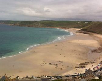Badgers Loft apartment with stunning sea views and next to beach. Sleeps 2 - Lands End - Playa