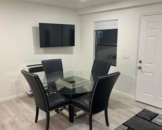 Modern and charming 1 bed first floor apartment - La Mesa - Dining room