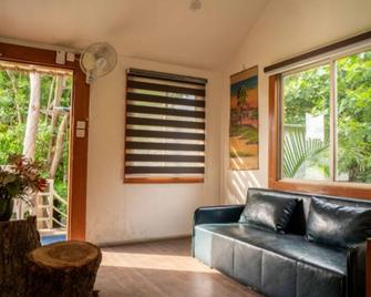 Mrugavani Resort & Spa - Hyderabad - Living room