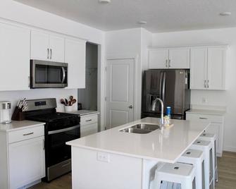 Spacious 5-bedroom house in tranquil Spanish Fork with WiFi, AC - Spanish Fork - Kitchen