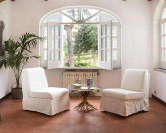 B&B Villa Accademia - Giardini Naxos - Sala de estar