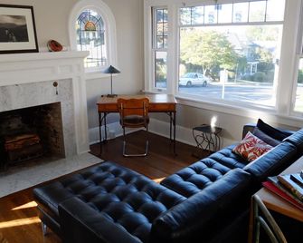 Historic Vista Cottage- Portland Heights -Featured in the Oregonian - Portland - Living room