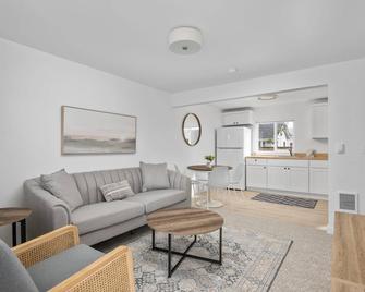 Inn at Rockaway Beach Unit 4 - Rockaway Beach - Living room