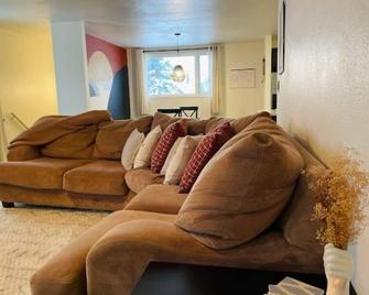 Upscale top level duplex - Anchorage - Living room
