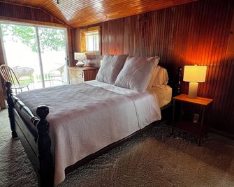 The Hygge Hideaway - Carp Lake - Bedroom