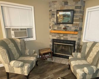 The Bear Bnbee-Quaint Cottage Outside Charming Elkins! - Elkins - Вітальня