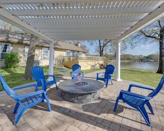 Shared Boat Ramp Waterfront Home in Grove - Grove - Patio