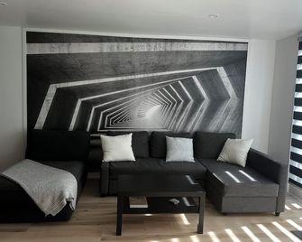 Experience the serene beauty of Old Sunny Hills, where tranquility awaits you. - Fullerton - Wohnzimmer