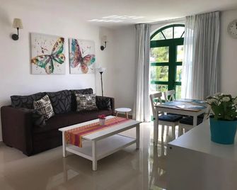 Billy's Puerto De Mogán Apartments By Livvo - Puerto de Mogan - Living room