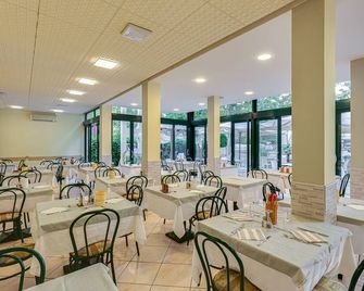 Hotel Gadames - Lunch on the Beach - Cervia - Restaurante