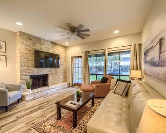 De Comal Cw C101 2 Bedroom Condo by RedAwning - New Braunfels - Living room