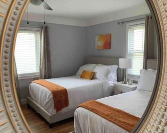 Elegant & spacious 3/2 Gem in Harper Woods - Harper Woods - Bedroom