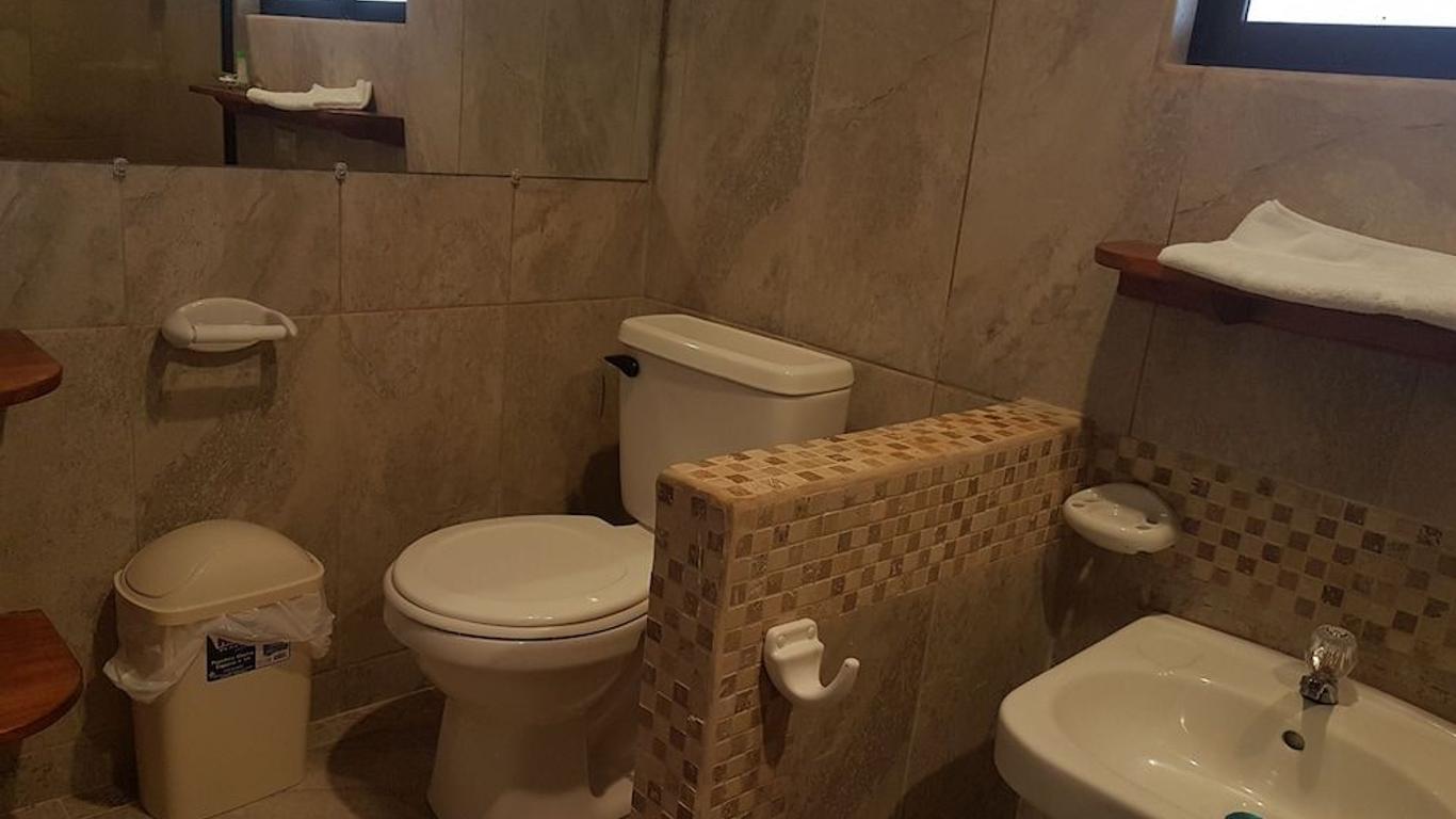 Hotel La Cueva Limon