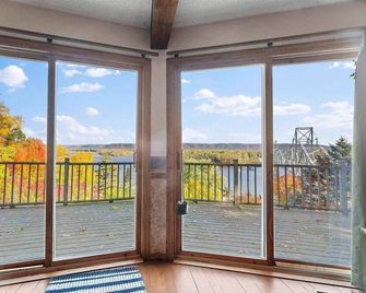Home in quaint river town with awe-inspiring view of the beautiful Mississippi - Lansing - Balcón