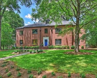 Elegant 2BR with Covered Patio - Charlotte - Edificio