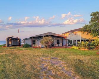 Cozy Coastal Retreat - Port Lavaca - Budova