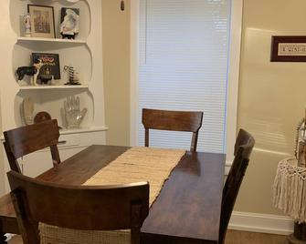 Beautiful home completely remodeled and painted. Fully furnished. . - Bossier City - Dining room