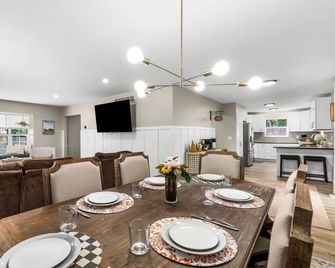 Modern 3br 2ba Family Home in Commerce Township - Commerce Township - Comedor