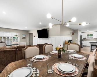 Modern 3br 2ba Family Home In Commerce Township - Commerce Township - Comedor