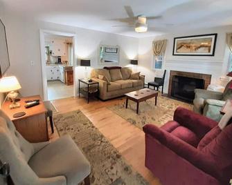 Charming Ranch Home, Backyard Sanctuary, Gameroom, Convenient To Town Center - Granby - Living room