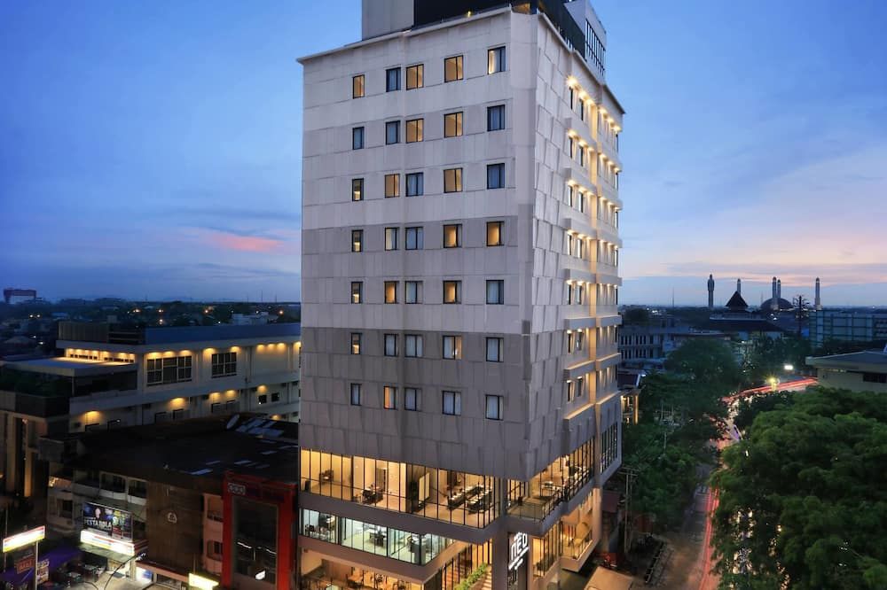 Hotel Neo Gajah Mada Pontianak By Aston - Pontianak - Gebouw