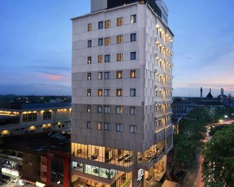 Hotel Neo Gajah Mada Pontianak By Aston - Pontianak - Building