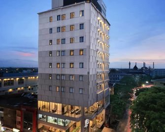 Hotel Neo Gajah Mada Pontianak By Aston - Pontianak - Gebouw